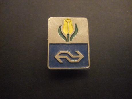 NS-logo(gele tulp) gedragen door reisleiders van de NS om groepen toeristen rond te leiden
